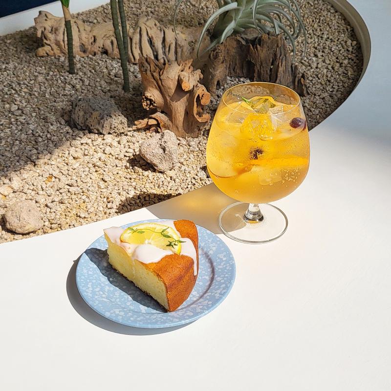 레몬 케이크🍰 무알콜 샹그리아 에이드🍹 💬 흐렸다 맑았다 종 잡을 수 없는 요즘 날씨 그래도 맑아져서 산책도 하고 카페도 갔당