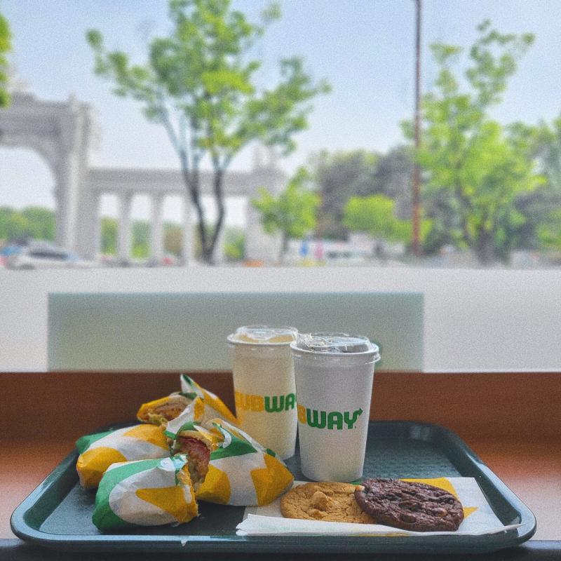 이탈리안 비엠티🌯 치킨 베이컨 아보카도🌯 화이트 초코 마카다미아🍪 더블 초코칩🍪 콜라🥤 환타🥤 💬 마싯눈 점심 냠🩷