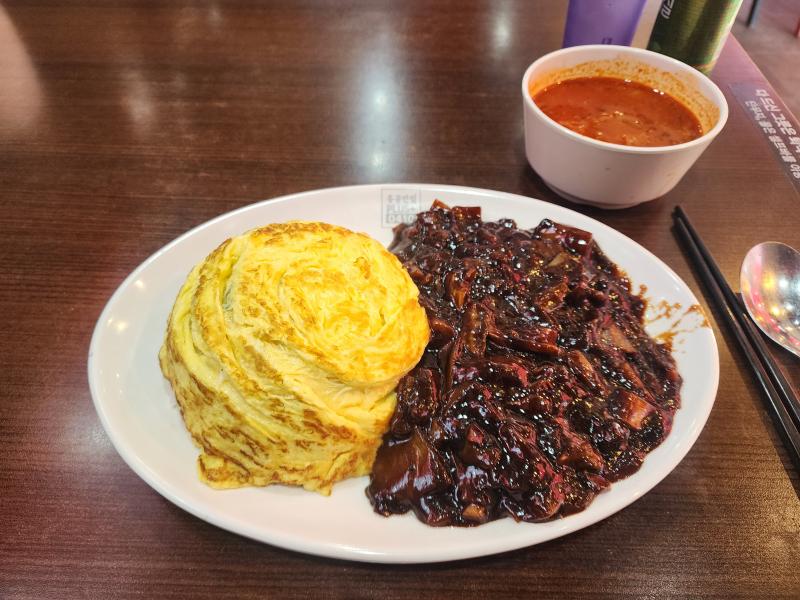 이거랑 탕수육 반접시 먹고 버스에서 내내 졸았다 ㅠㅠㅠㅠㅋㅋㅋㅋㅋ 1시?쯤에도 졸리긴 했었는데 밥 먹고 몰린 졸음이 확 쏟아진 듯.