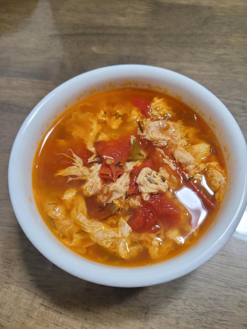 토마토 시즌이라 행복한 토마토러버의 토마토 계란탕 레시피🍅 준비물: 토마토 4개(작은 토마토라 큰거라면 2개도 충분할 듯??), 달걀 2개, 대