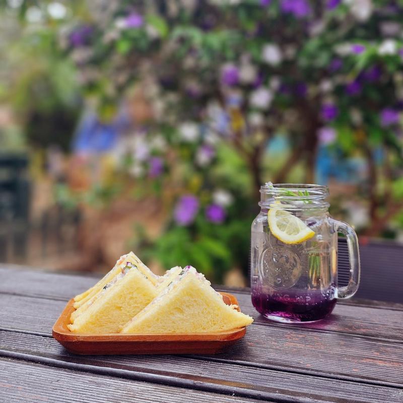 샌드위치🥪 아메리카노☕️ 바닐라라떼☕️ 카라멜라떼☕️ 라벤더 레몬에이드🍋 💬 라벤더 음료는 처음 마시는데 짱마싯듬 라벤더맛이 강하고 레몬이 끝에