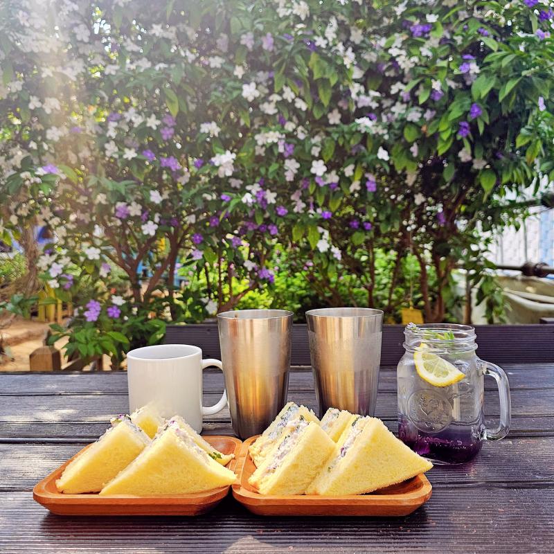 샌드위치🥪 아메리카노☕️ 바닐라라떼☕️ 카라멜라떼☕️ 라벤더 레몬에이드🍋 💬 라벤더 음료는 처음 마시는데 짱마싯듬 라벤더맛이 강하고 레몬이 끝에