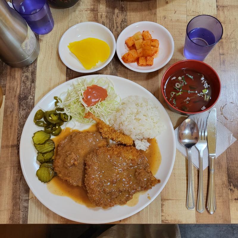 옛날돈까스🥩 💬 등꽃 보로 갔는데 다 져서 실패..ㅜ엄마가 저번에 못먹은 돈까스 먹어보자고 해서 본점 가서 먹어봤당 양 많구 되게 독특했움 약간