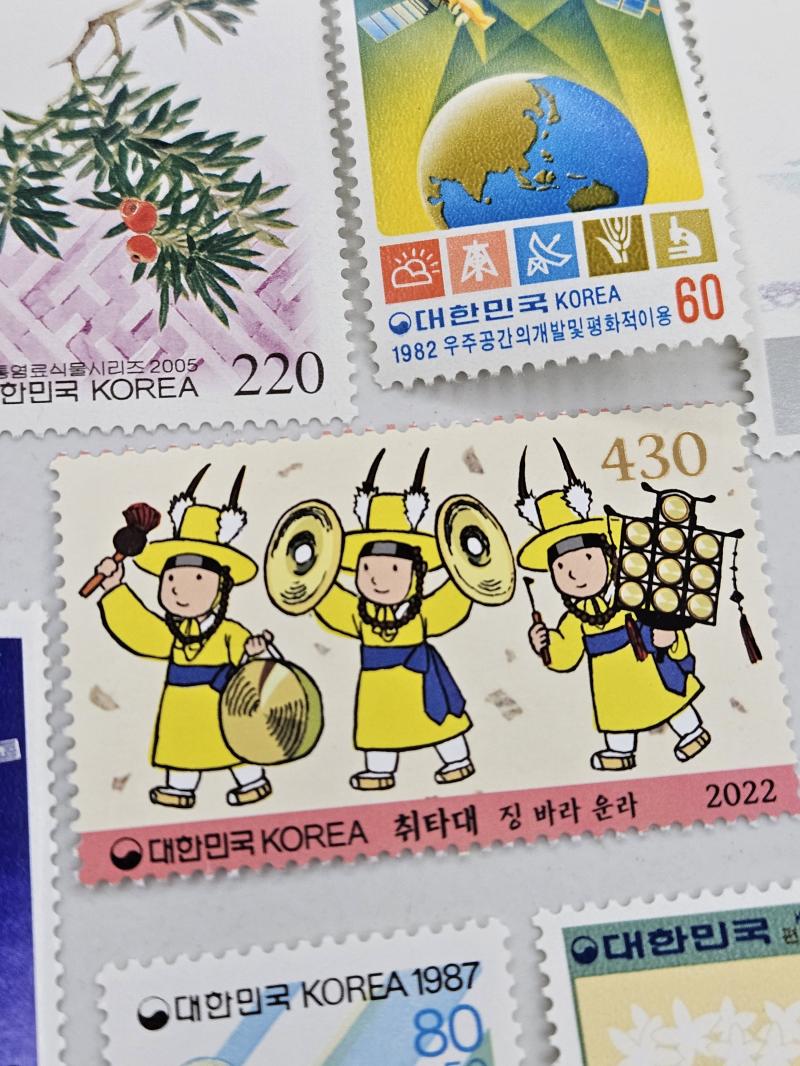우표 왔다! 바란대로 대통령은 안 나왔다. 귀여운 우표들이 많아서 좋았다. 가장 마음에 드는 건 진돗개 우표랑 취타대 우표.