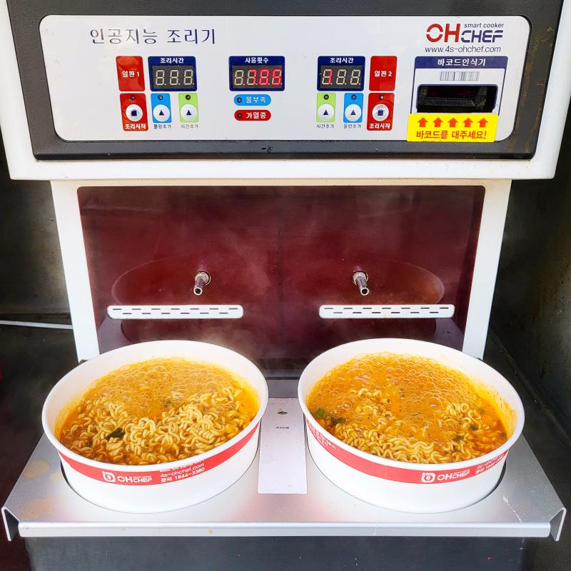 신라면🍜 열라면🍜 의성마늘 프랑크🍖 꼬북칩🍪 짐빔 하이볼 레몬🍋 빙그레 바나나맛우유🍌 💬 유채꽃이 아직 덜 피어서 그냥 한강라면 먹고 온 사람됨