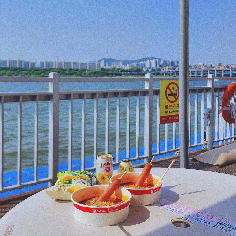 신라면🍜 열라면🍜 의성마늘 프랑크🍖 꼬북칩🍪 짐빔 하이볼 레몬🍋 빙그레 바나나맛우유🍌 💬 유채꽃이 아직 덜 피어서 그냥 한강라면 먹고 온 사람됨