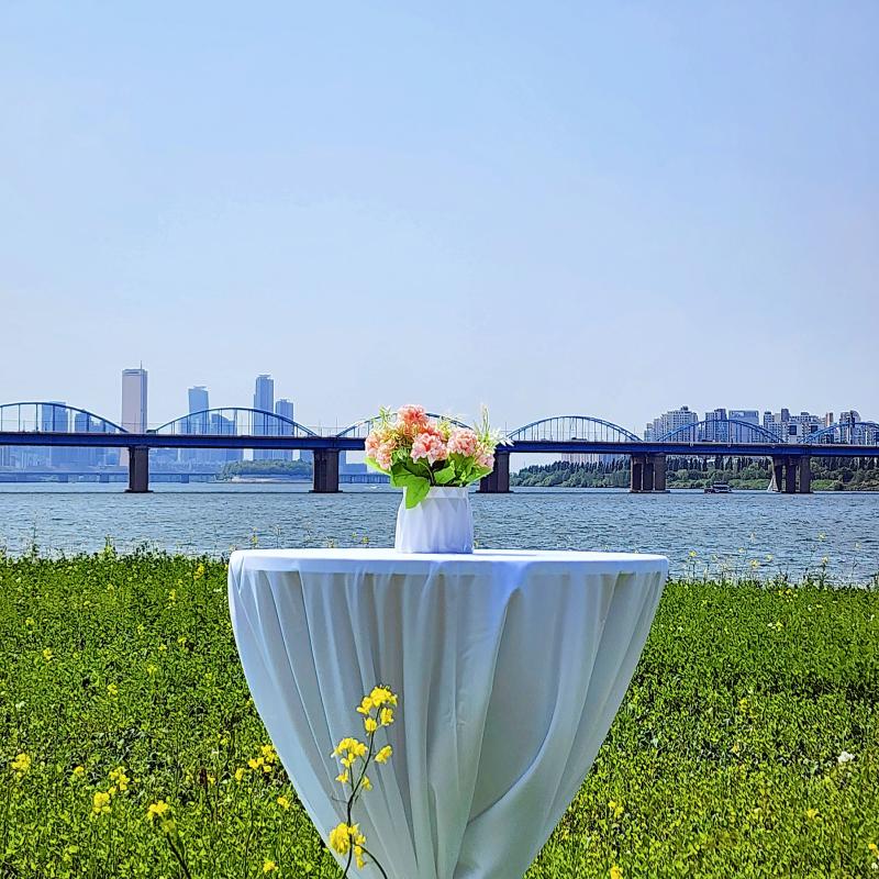 웨딩 분위기 나게 포토존 꾸몄더라공💐요기 말구 다른곳도 있었는데 아직 설치중이라 못 찍구 와따 아숩..