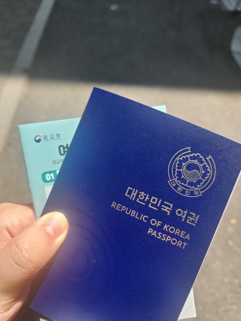 드디어 신여권 발급 완료 재작년에 일본 여행 갔다가 여권 잃어버린 뒤로 미루고 미루다 해외 나갈 일이 생길 거 같아서 사진도 찍고.. 그랬음 그