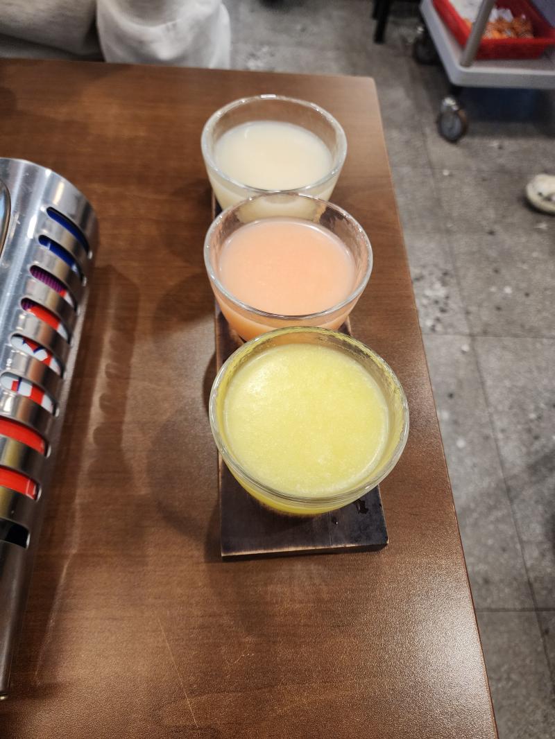 비 오는 날엔 육전에 막걸리지. 위에서부터 레몬 자몽 청포도인데 셋 다 맛있었지만 그 중 레몬이 최고였다.