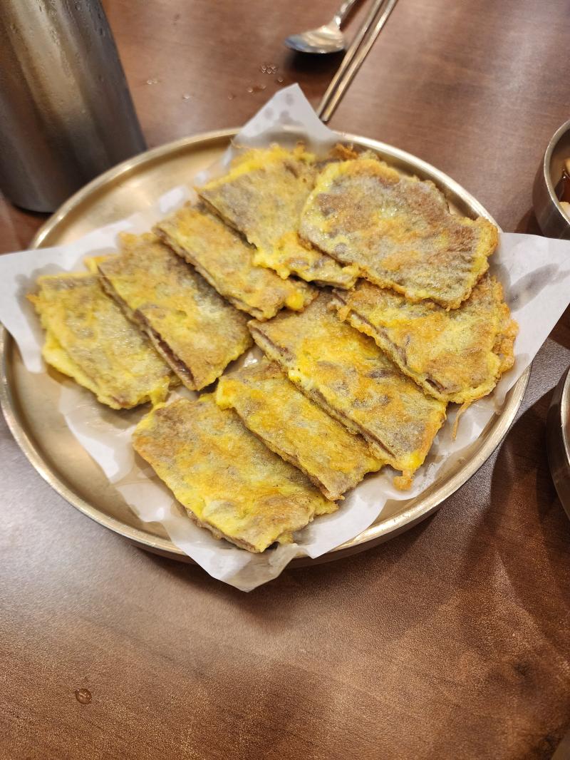 비 오는 날엔 육전에 막걸리지. 위에서부터 레몬 자몽 청포도인데 셋 다 맛있었지만 그 중 레몬이 최고였다.