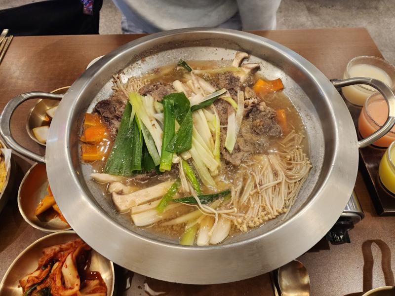 비 오는 날엔 육전에 막걸리지. 위에서부터 레몬 자몽 청포도인데 셋 다 맛있었지만 그 중 레몬이 최고였다.