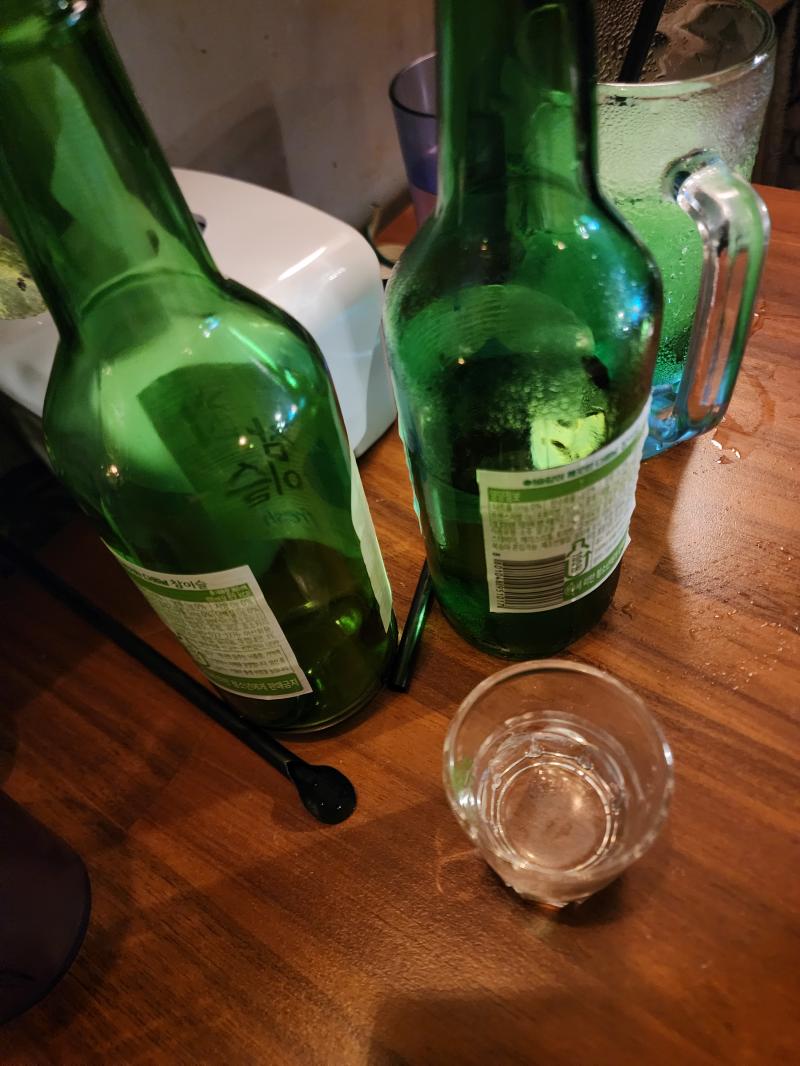 지인 도와주고 심부름 해줬더니 고맙고 미안하다고 같이 밥 먹재서 1차로 삼겹살 먹고 2차로 2시간동안 술 먹고 있다......사람 살려. 3명이