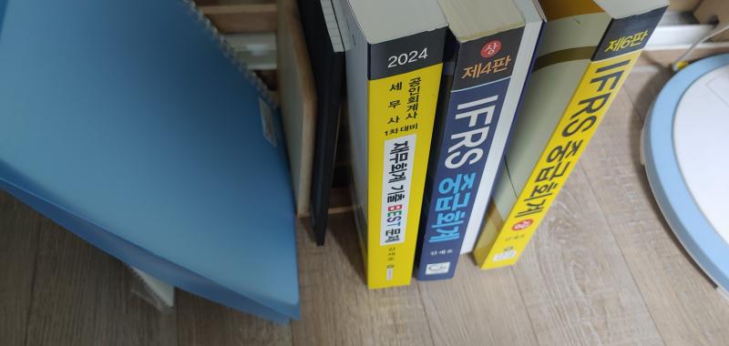 책상 위에 책을 쌓아두는게 싫어서 다이소에서 책꽂이를 하나 사왔다 책상 밑, 그니까 바닥에 두고 쓸 생각. 근데 책이랑 길이가 안 맞아서 책이
