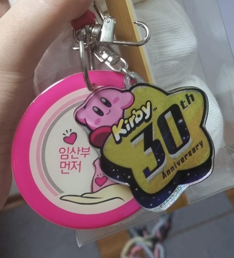 >>470 고맙!! 아니 신나서 인스타에 임밍아웃하고 인스스용 사진찍는데 갑자기 임산부뱃지 링 부숴짐 ??????? 내구도 무엇 예전에 커비30