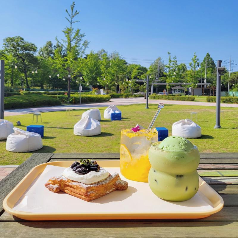 과일 커스터드 데니쉬🥐 오렌지 레몬 에이드🍋 그린티 썸머라떼🍵 💬 여기 에이드도 좐맛이군 다음엔 다른거 먹어봐야지