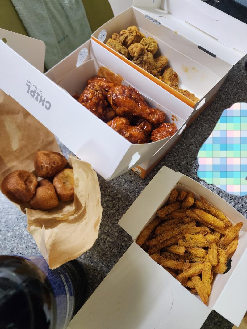 치킨플러스 괜찮네 맛있다 (정작 아까 밥 먹어서 치킨을 못 먹고 사이드만 먹음)