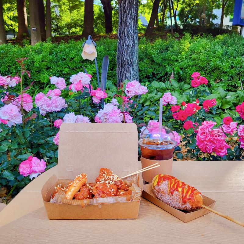 닭강정🍗 핫도그🌭 아이스티🍹 💬 맛은 있는데 가격에 비해 양이 터무니 없다..밑에는 알새우칩 깔려져서 많아 보일뿐 닭강정은 몇개 없는..저 닭강
