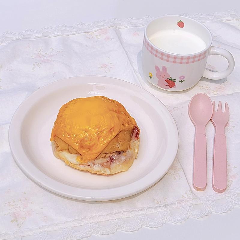 더블치즈딸기잼빵🥪 우유🥛 💬 요즘 빠진 조합 모닝빵+딸기잼+모짜렐라&체다치즈🩷