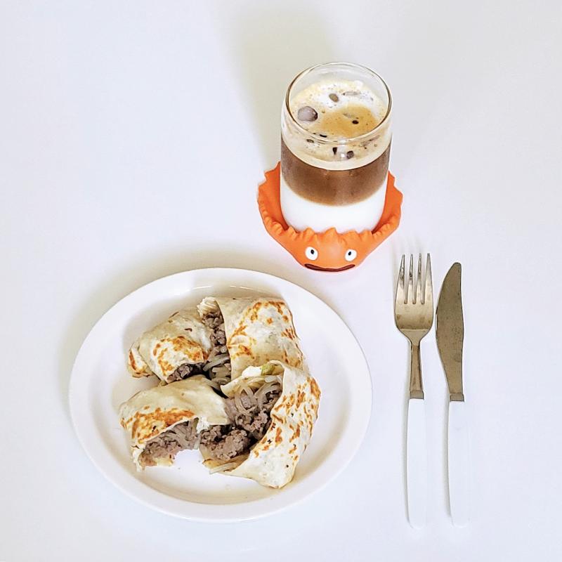 불고기 브리또🌯 돌체라떼☕️ 💬 날이 좋은데 몸이 허락하지 않을 땐 베란다 가서 먹기🍽어제 엄마가 소불고기 했을 때 부터 오늘 점심은 불고기 브