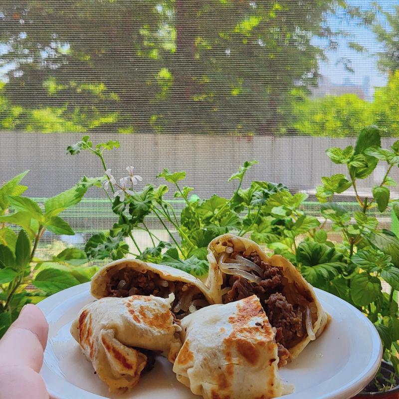 불고기 브리또🌯 돌체라떼☕️ 💬 날이 좋은데 몸이 허락하지 않을 땐 베란다 가서 먹기🍽어제 엄마가 소불고기 했을 때 부터 오늘 점심은 불고기 브