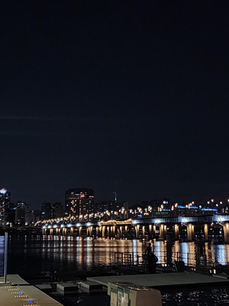 덥다 땀냄새 나. 이제 집 가서 씻어야지. 그래도 23년 5월 말 이후로 정말 오랜만에 여의도 한강공원 좋았다!