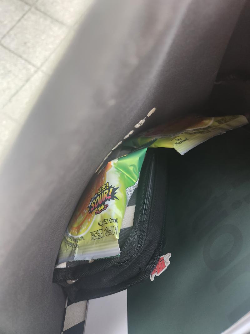 전단지 하는 곳에 10분 정도 일찍 판촉물 받으러 갓더니 젤리도 주시고.. 끝나고 차가운거 사먹으라고 용돈도 받음ㅠ 실화냐....? 아무튼 윗사