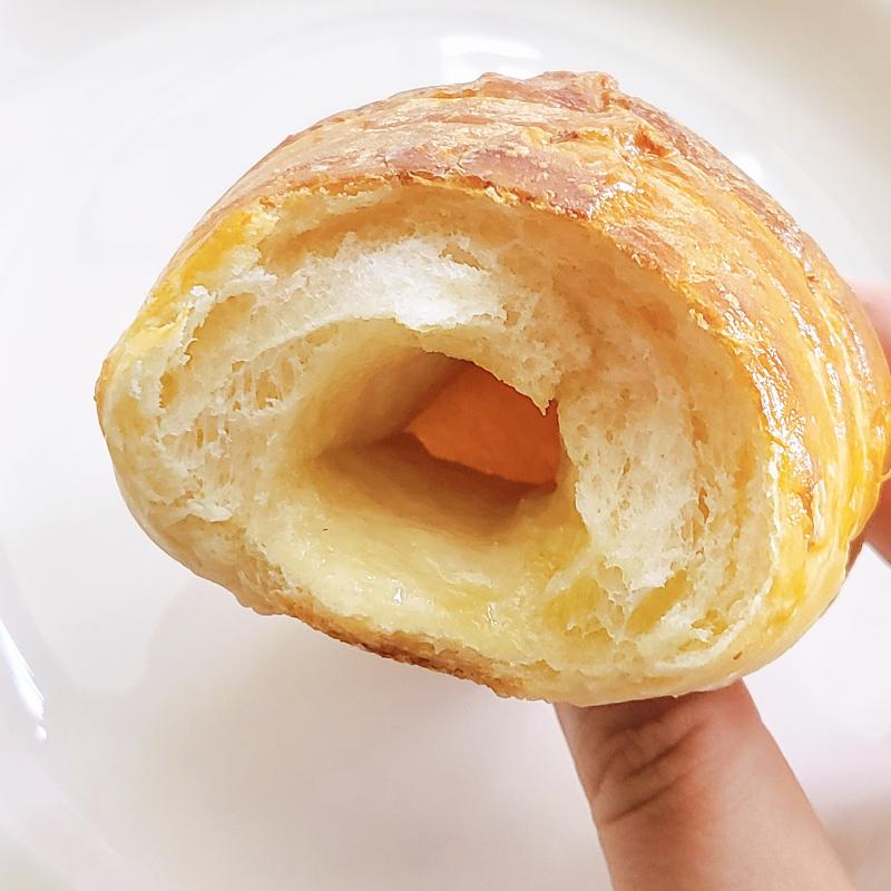 마트표 소금빵인데 얘두 나름 소금빵이라고 버터동굴 짜잔