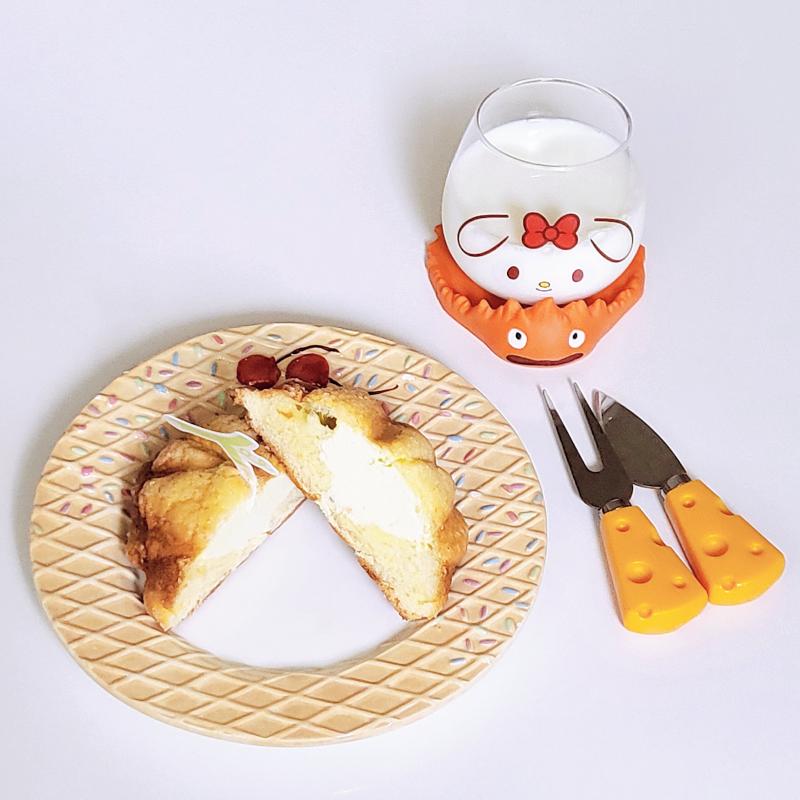 크림 가득 메론빵🍈 우유🥛 💬 단면샷은 안찍은것 같아서 찍어보깅 최근에 완젼 빠져서 진짜 맨날 이거 생각나🥹🩷크림이 엄청 가득 들어있는건 아니지