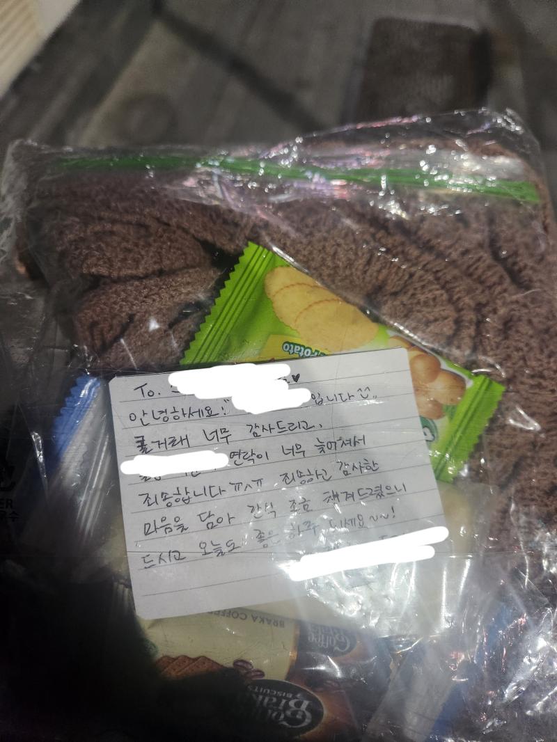 후드집업 상태가.... 자주 쓰는 펜이 다 좋은데 잉크가 잘 번져서 이지랄났음 ㅋㅋㅋㅋㅋㅋㅋㅋㅋㅋㅋㅋㅋㅋㅋㅋㅋㅋㅋ 쿨거래 하고 간식 받기^_^ 