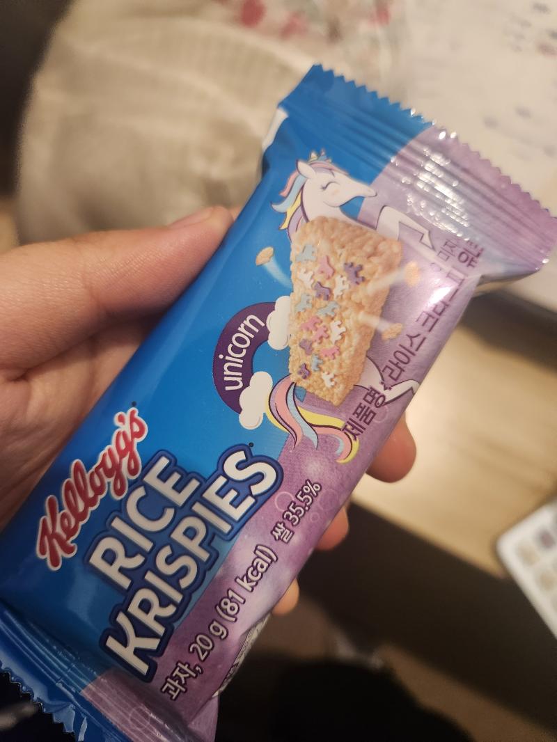 먼가 이 스레에 잘 어울리고 좋아할 거 같은 키치?하고 예쁜? 색감의 과자를 찾아서 레스 남기고 가~~~