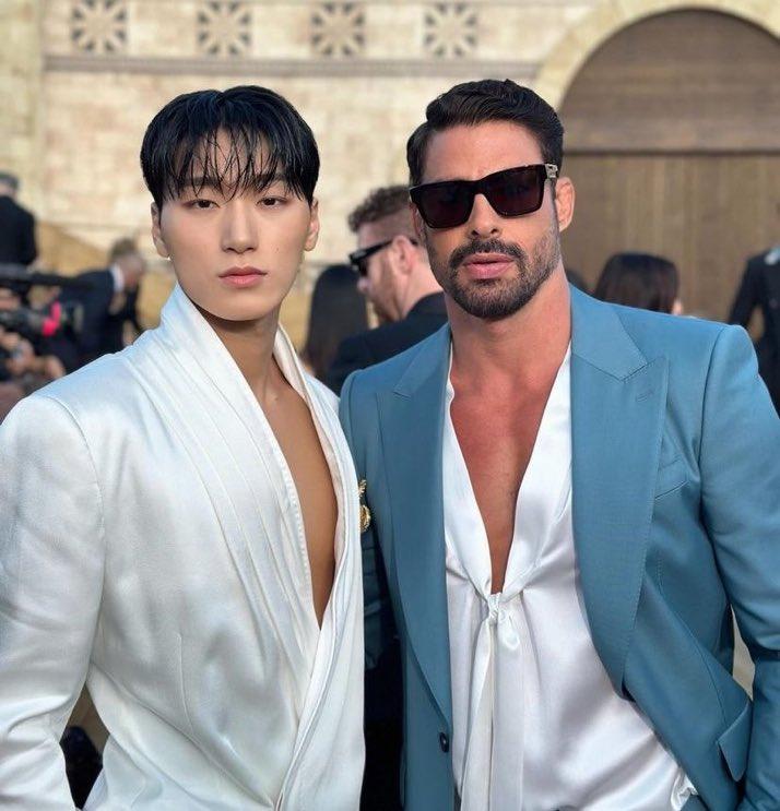 보면 알겠지만 남자 의상보다 여자 의상에 유사하게 디자인됨
