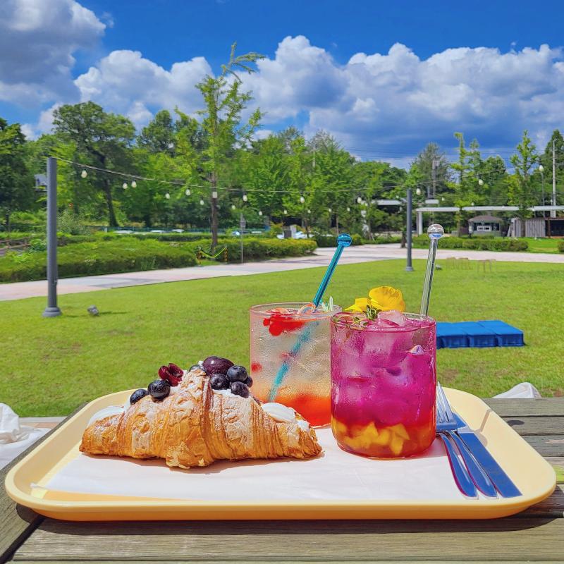 과일크림 크로와상🥐 엘더플라워티🍹 파인망고에이드🍹 💬 카페에서 맛있는거 먹으면서 구름감상 하기🥰