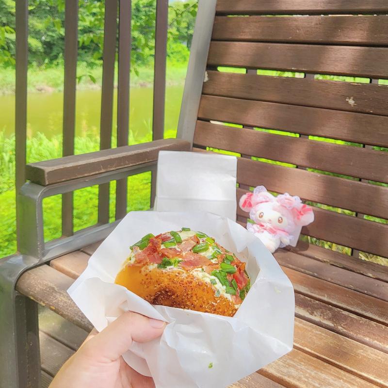 마침 그 근처에 이벤트로 받은 도넛쿠폰이 있어서 쓸 겸 산책 더 하고 길도넛 하기🍩