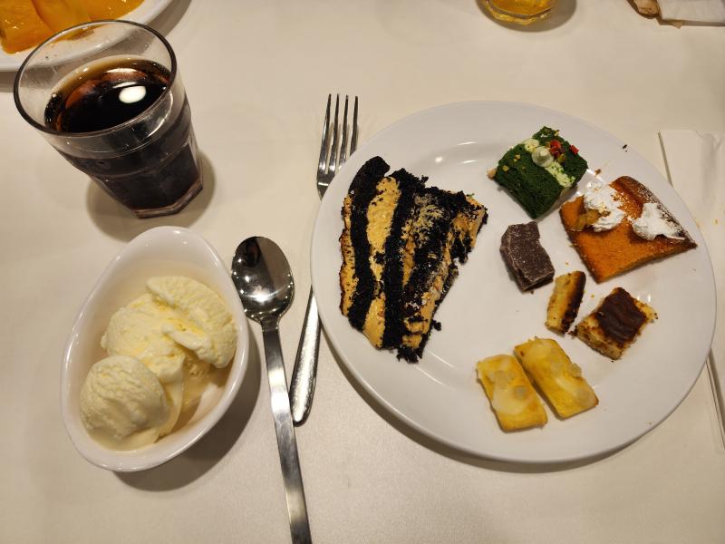 첫 끼이자 마지막끼 완벽하다. 스프랑 사진 속 음식들 먹고 안 찍었는데 중간에 2접시도 같이 먹고 콜라도 한 컵 더 마셨다. 진짜 배불러