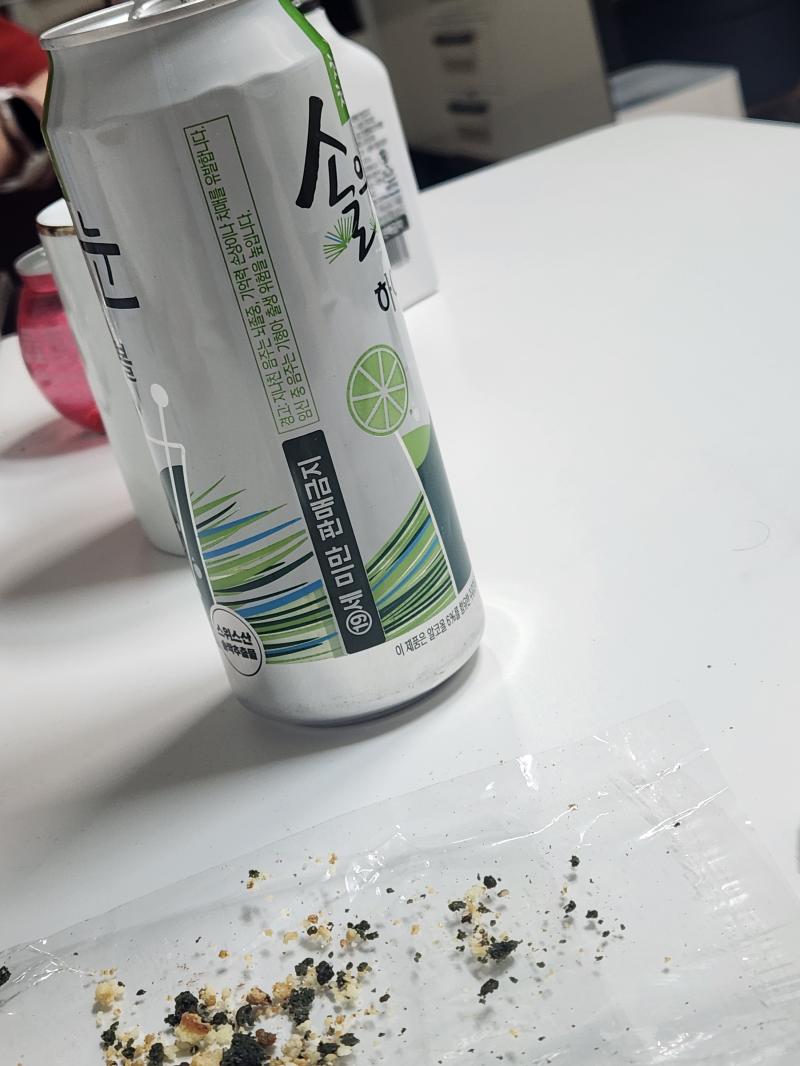 친구네 집에서 술과 야식을 곁들인 파티를 즐기는 중 부스러기는 오늘 단기알바갔던 디저트카페에서 사온 쿠키입니다 이 집 디저트 맛있더라고요 가격도
