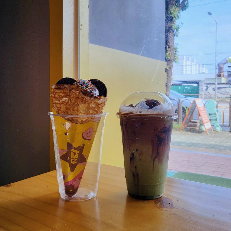 지구별 초코 크레페🍦 온 세상이 수메르! 초코젤라또 녹차라떼🍵 💬 여름이 끝나기전에 한정메뉴 뿌시기 크레페 짱맛🩷