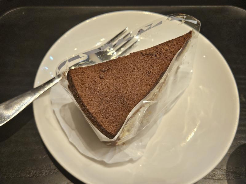 고생한 나를 위한 스타벅스 초코 케이크🍰 이거 주문 안 했는데 직원 분이 실수해서 이거 나옴. 달..다 수습 끝났다고 돈을 막 쓰는구나 아주