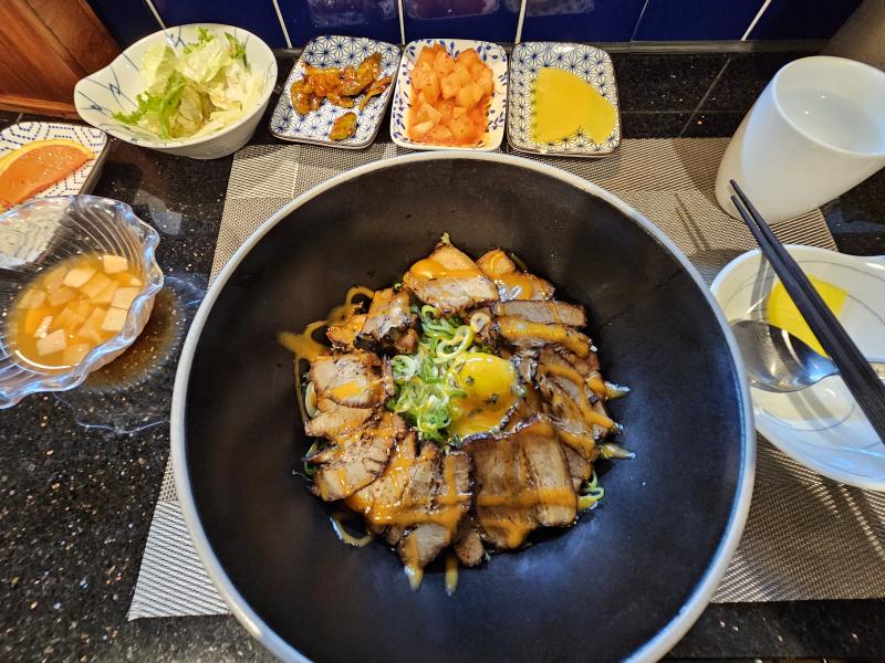 차슈덮밥. 좀 짰음 예전에 중국집에서(대체 왜?) 먹었던 차슈덮밥이 제일 맛있었음