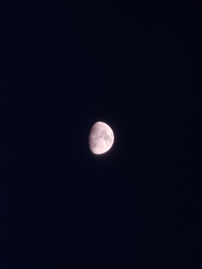 오늘의 달 구름 많아서 못 볼 줄 알았는데 봐서 다행이다. 오늘도 마무리로 힐링