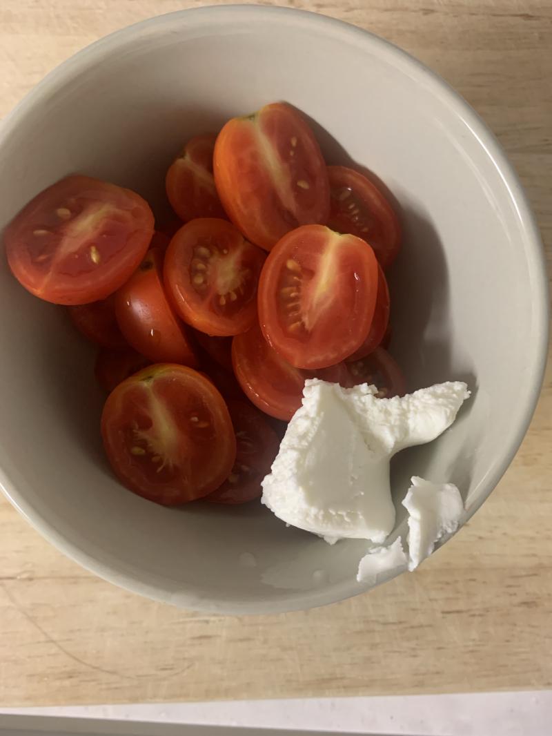토마토랑 리코타 치즈~ 이거 먹고 약먹어야댐;