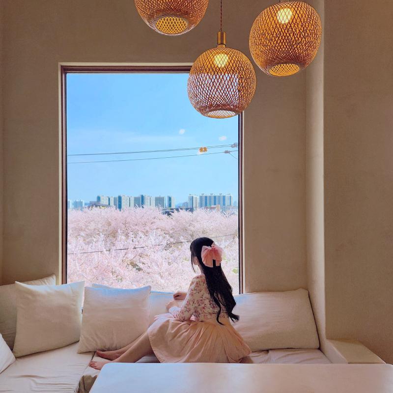 딸기 모찌 크림도나스🍩 벚꽃라떼🌸 💬 오픈 30분전분터 줄 섰는데 내가 7, 8번째여따..평일인데도 이정도라니 벚꽃의 위대함인가 딸기 모찌 크림