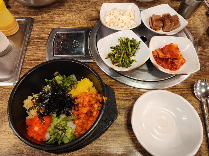 어제 밥이 없어서 아침으로 갈비탕+팽이버섯 들어간 불고기 그냥 먹었고 낮에 >>333 먹었고 밤에 김치알밥 먹음.