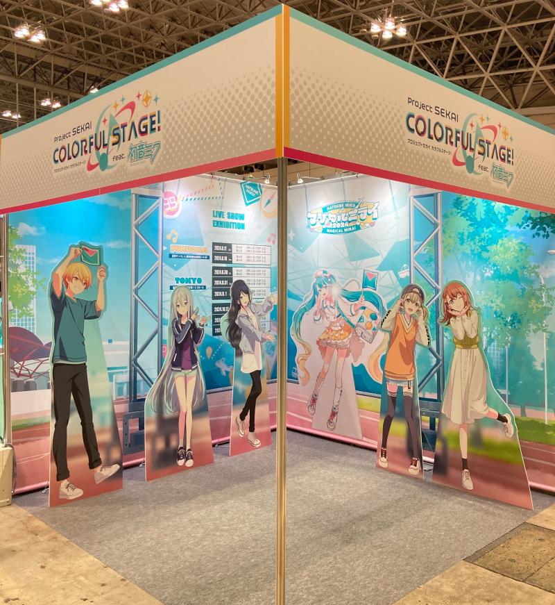 행사한다고 올린 등신대들 위치가 노골적으로 왼쪽에 있는 캐릭터들이 오른쪽에 있는 캐릭터들 치켜세우는 것같은 착시로 보이고 꺼림칙하고 음침해 편애