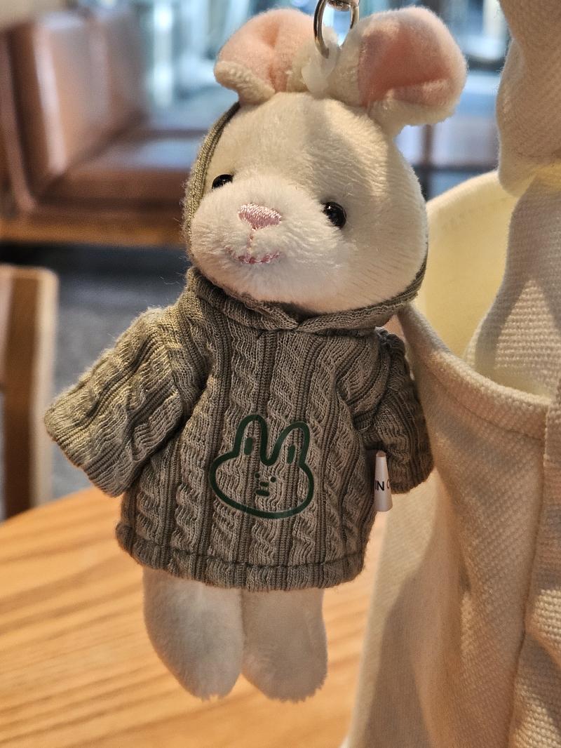 토낑이와 함께 하는 금요일 🐰 요즘 키링에 빠짐 매번 기분 전환으로 바꾸고 다니는데 오늘은 토낑이링 회색곰이야. 다이소에서 샀는데 오빠가 볼 때
