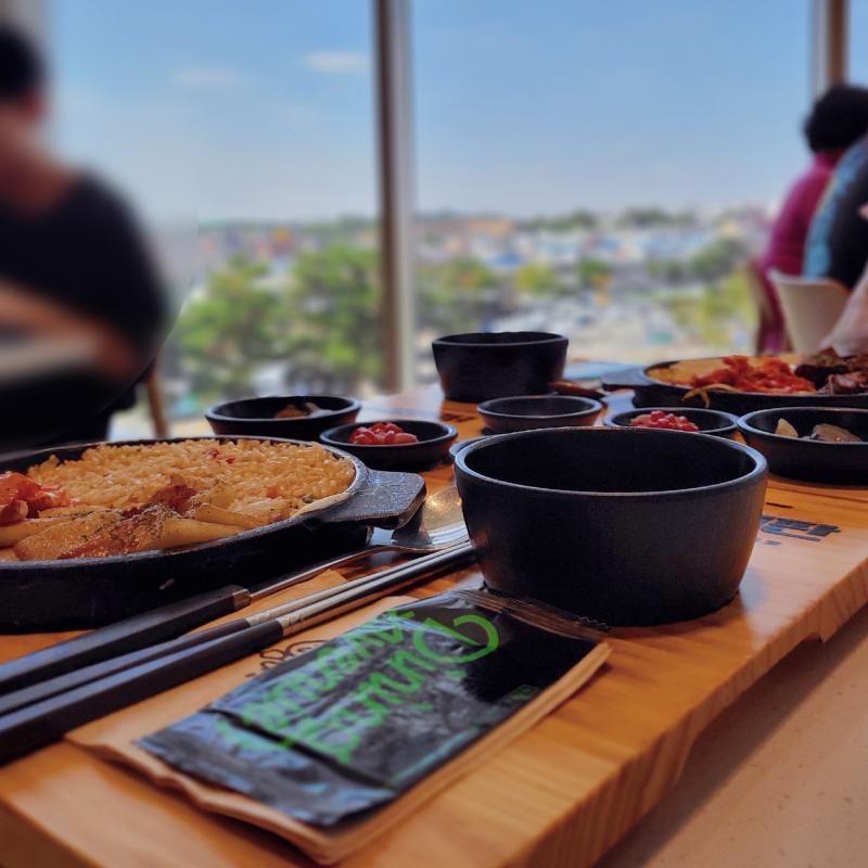 항정살 철판🥩 88스테이크 철판🥩 💬 리뉴얼 하고나서 처음 먹어보는🤤진동벨 테이블에 올려놓으면 자동인식 해서 직원분들이 알아서 가져다 줌..신문