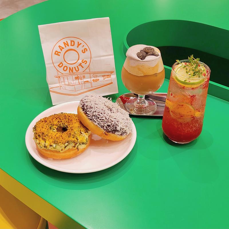 스프링 어니언 도넛🍩 초콜릿 코코넛 도넛🍩 제주 현무암 라떼☕️ 연남숲길에이드🍹 💬 드디어 서울 3대 도넛집 뿌시기 완료👊🏻개인적으로 먹어본거 