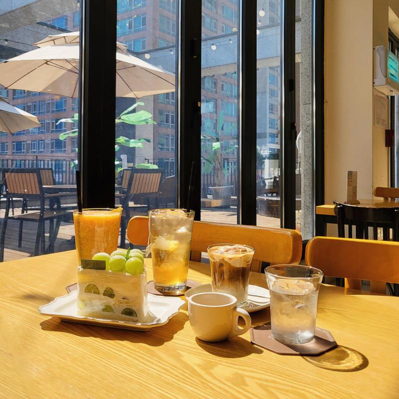 샤인머스켓생크림케이크🍰 복숭아주스🍑 리치 캐모마일🍹 시그니쳐 라떼☕️ 💬 홀케이크로도 먹었던 곳인데 카페는 처음 와 봄 근데 카페 상태가 영..