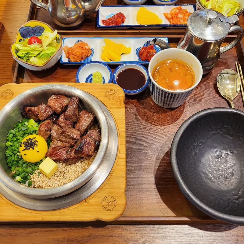 스테이크 솥밥🥩 💬 어제 추가로 한 피검사 결과 듣고 엄마꺼 핸드폰 보호 필름도 바꾸로 갔다 먹는 점심!! 검사 결과 아주 건강하다는 결론