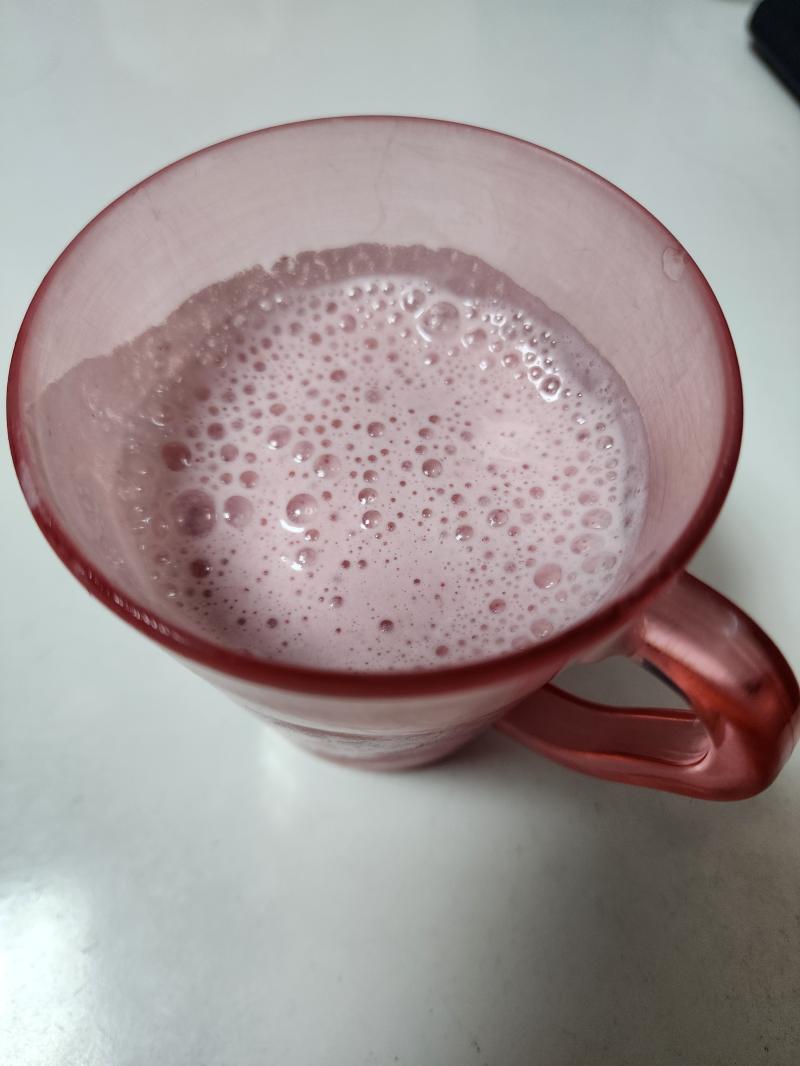 ? 직접 얼린 딸기랑 우유 갈아서 주신 것 같은데 맛이...영...... 딸기 맛이 따로 노는데? 그래도 다 먹어야지