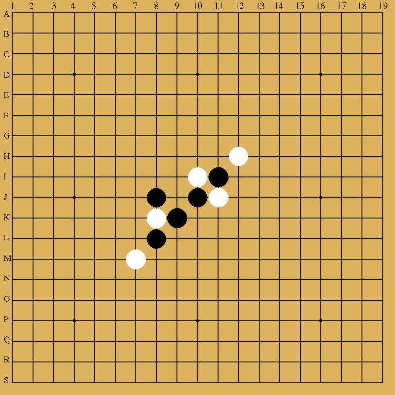 이은하는 K8에 흰 돌을 두었다. 네션은 지금까지 몇 턴이 지났는지 스레를 다시 살펴보려다가 그냥 돌의 개수를 세면 된다는 것을 깨닫고 오목판